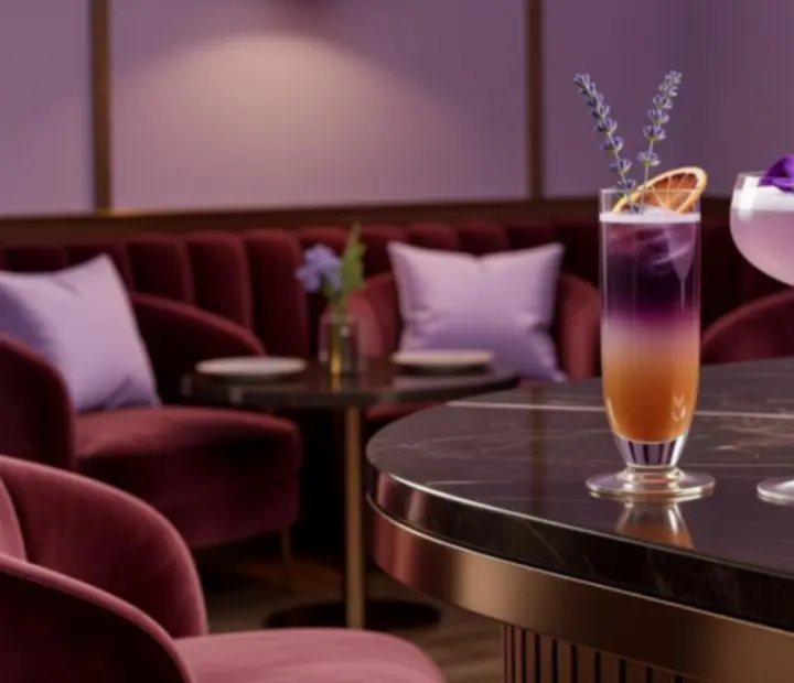 Cocktails signature colorés alignés sur le comptoir du bar