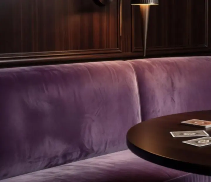 Décor lilas et bronze avec lumière tamisée dans le salon de cartes