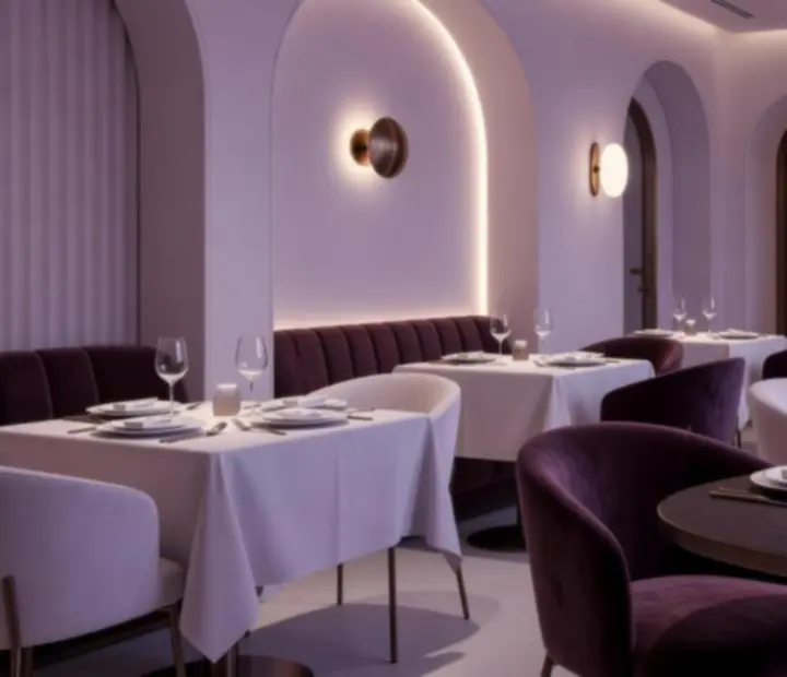 Tables de restaurant illuminées en soirée, ambiance lilas nocturne et salon de cartes élégant