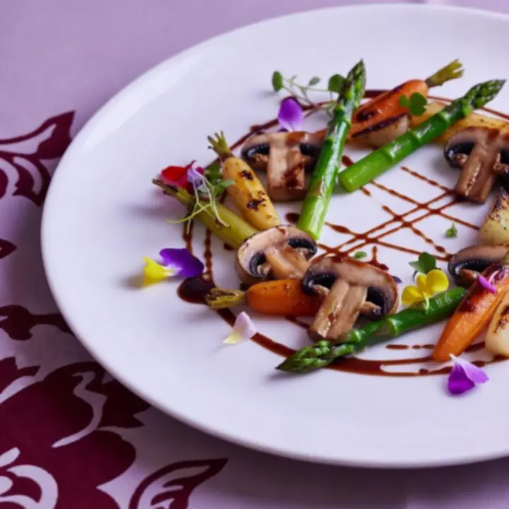 Plat signature du Comptoir Lilas, cuisine française de saison au dressage contemporain