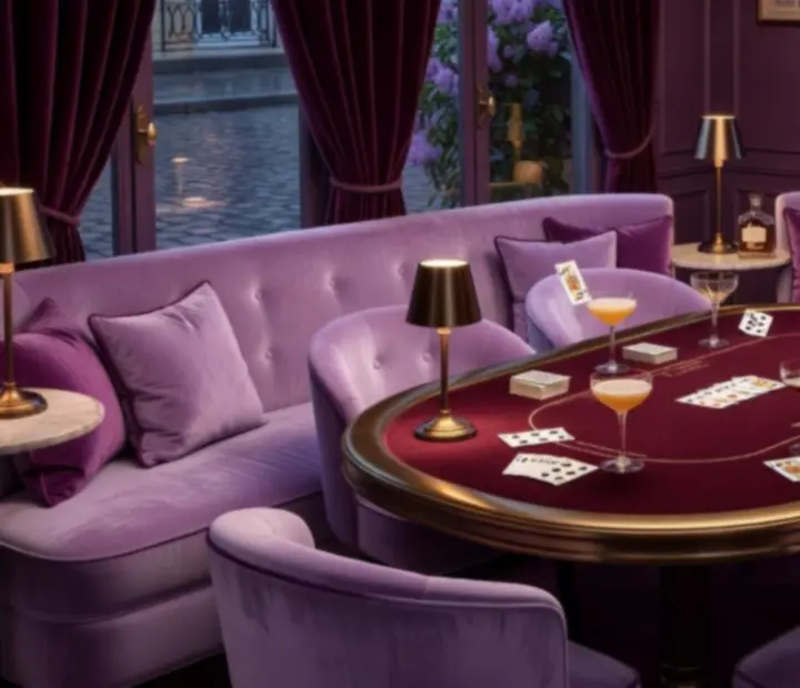 Salon de cartes du Comptoir Lilas avec cocktails et table de jeu élégante.